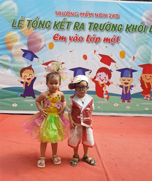 Các bé biểu diễn thời trang nguyên vật liệu tái chế lớp Nai Bi