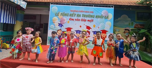 Các bé biểu diễn thời trang bằng nguyên vật liệu tái chế của lớp Mầm 2