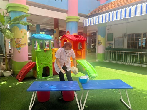 Trường Mầm non 24B tổ chức tập huấn:  Thực hiện thao tác pha dung dịch khử khuẩn Cloramin B và Javel để khử khuẩn và thao tác vệ sinh khử khuẩn đồ chơi và các bề mặt tiếp xúc .