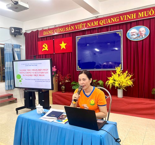 Bà Nguyễn Thị Kim Mai- Hiệu trưởng nhà trường tập huấn chuyên đề:  Ngộ độc thực phẩm, biện pháp phòng chống và xử lý khi xảy ra ngộ độc thực phẩm  và sau khi tập huấn đội ngũ CB-GV-NV được tham gia làm bài khảo sát về kiến thức vệ sinh ATTP tại trường học