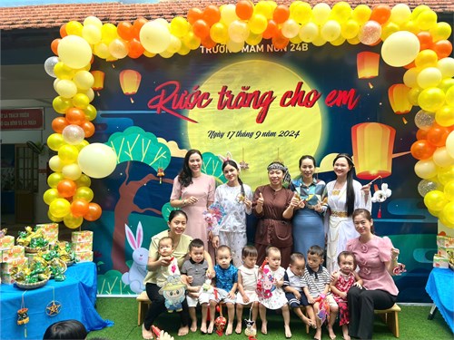 Tết trung thu của các bé nhóm Thỏ ngọc (13-18 tháng) tại trường Mầm non 24B