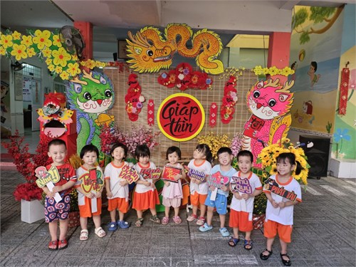 Các bé nhóm Cơm thường vui xuân Giáp Thìn 2024 tại trường