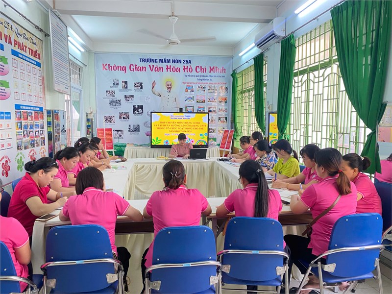 Cô Khánh Trung - PHT/CSGD triển khai nội dung họp Chuyên môn tháng 11 và Tập huấn Ứng dụng CNTT trong tổ chức hoạt động cho trẻ
