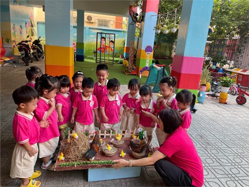 Các bé lớp 25-36 tháng trong giờ học ngoài trời cùng cô giáo