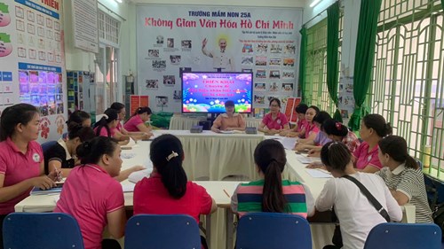 Cô Khánh Trung - PHT/CSGD triển khai nội dung Tập huấn Chuyên đề Dấu hiệu nhận biết nhanh trẻ bị xâm hại