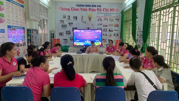 Cô Khánh Trung - PHT/CSGD triển khai nội dung Tập huấn Chuyên đề Dấu hiệu nhận biết nhanh trẻ bị xâm hại