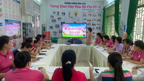 Cô Khánh Trung - PHT/CSGD triển khai nội dung họp Chuyên môn tháng 10