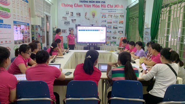 Cô Khánh Trung - PHT/CSGD triển khai Tập huấn sử dụng phần mềm Phòng học thông minh (Classrom Mnagement) cho giáo viên và mời các cô thực hành