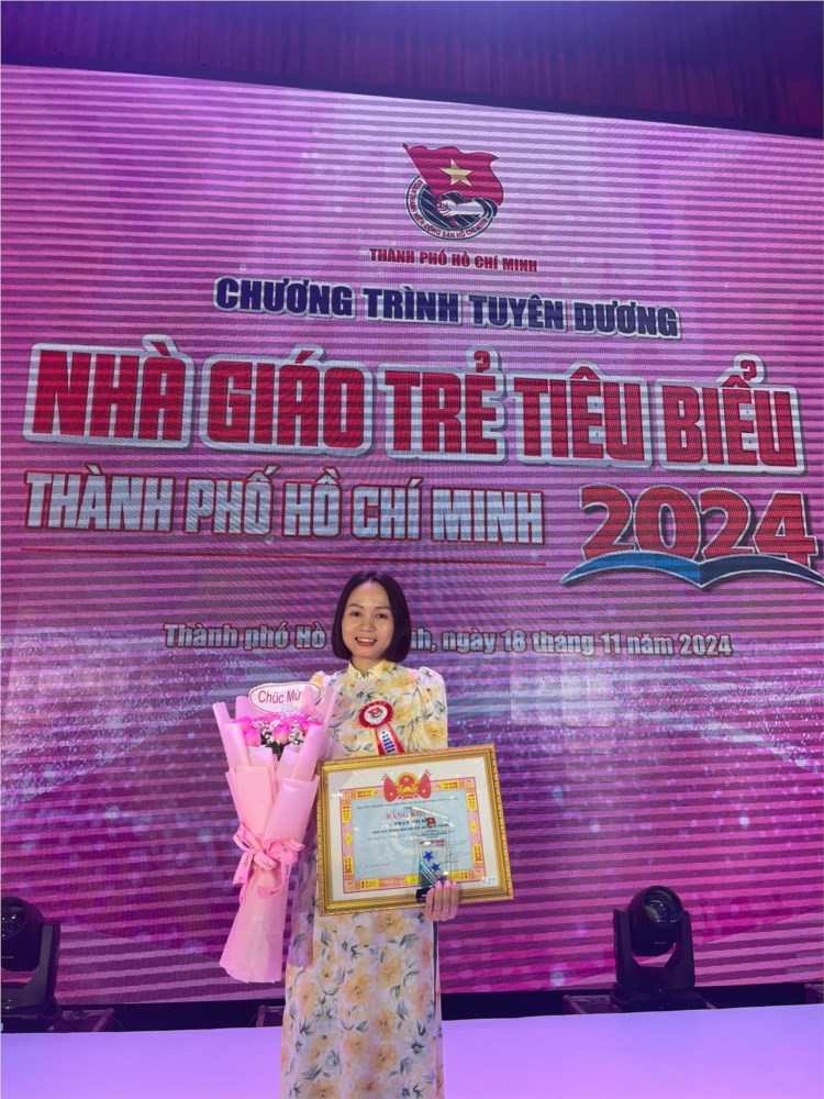 Cô Phạm Thị Hiền - Bí thư Chi đoàn vinh dự nhận danh hiệu Nhà giáo trẻ tiêu biểu cấp Thành phố năm 2024