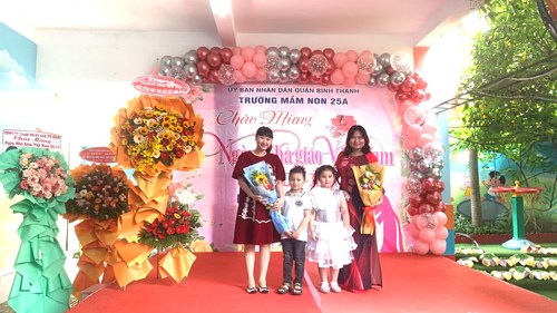 Đại diện 2 bé Khối Lá nói lời chúc mừng các cô nhân dịp 42 năm Ngày Nhà giáo Việt Nam 20/11
