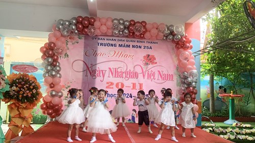 Tiết mục múa Cô giáo em là hoa Eban của các bé Khối Mầm biểu diễn mừng ngày Nhà giáo Việt Nam 20/11