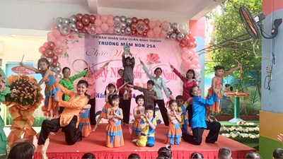 Tiết mục múa Đồng dao của các bé Khối Lá và các cô giáo biểu diễn mừng ngày Nhà giáo Việt Nam 20/11