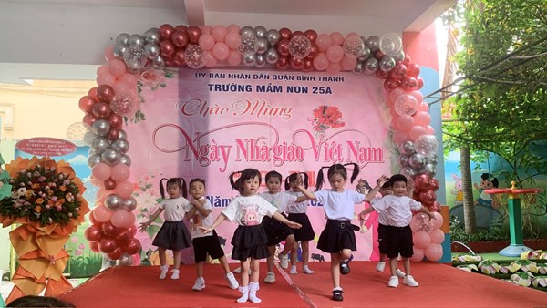 Tiết mục múa Mái trường nơi em học bao điều hay của các bé Khối Chồi biểu diễn mừng ngày Nhà giáo Việt Nam 20/11
