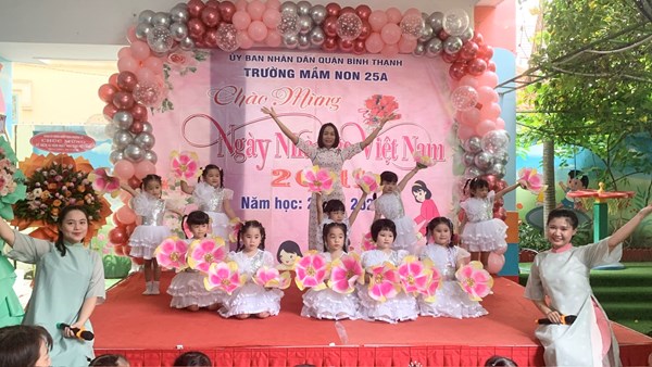 Tiết mục hát múa Người gieo mầm xanh của các bé Khối Lá và cô giáo biểu diễn mừng ngày Nhà giáo Việt Nam 20/11