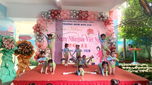 Tiết mục Nhịp điệu Vui đến trường của các bé Khối Lá biểu diễn mừng ngày Nhà giáo Việt Nam 20/11