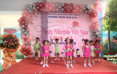 Tiết mục Nhịp điệu Cô và mẹ của các bé Khối Mầm biểu diễn mừng ngày Nhà giáo Việt Nam 20/11