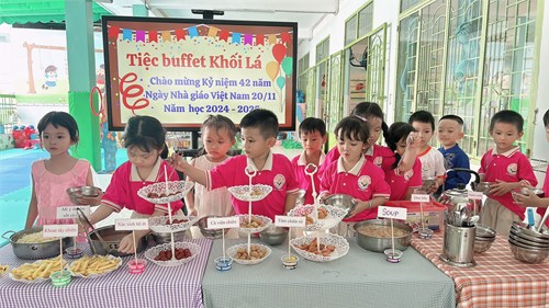 Tiệc buffet của các bé khối Lá Chào mừng 42 năm ngày Nhà giáo Việt Nam 20/11