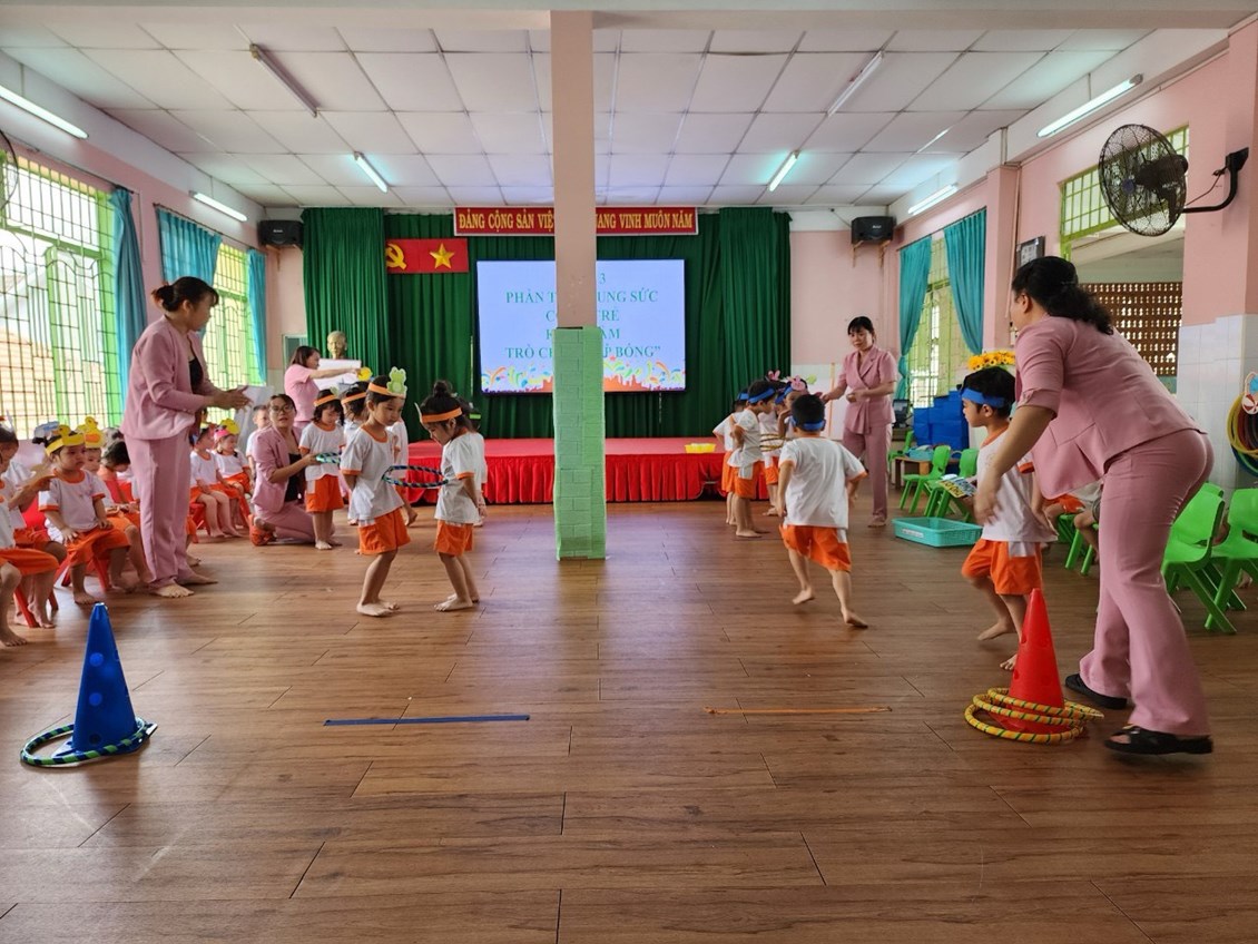 Trò chơi Kẹp vòng của Khối Mầm