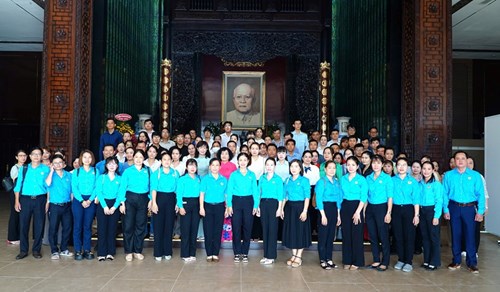 Công đoàn trường Mầm non 25A tham gia Lễ dâng hương cùng Liên đoàn Lao động quận Bình Thạnh nhân kỷ niệm 136 ngày sinh Chủ tịch Tôn Đức Thắng (20/8/1888 - 20/8/2024)