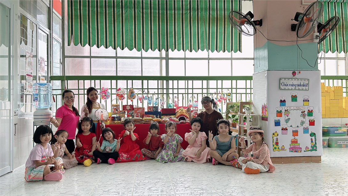 Các bé lớp Lá 3 với Lễ hội Bé vui Trung thu tại trường Mầm non 25A