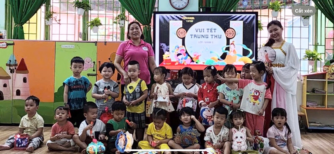 Các bé lớp Mầm 1 với Lễ hội Bé vui Trung thu tại trường Mầm non 25A