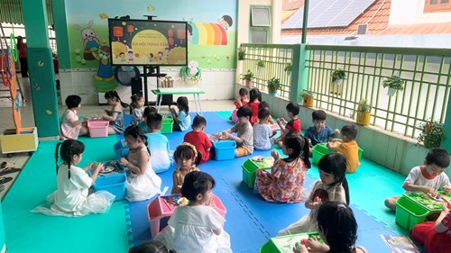 Các bé Nặn Tò he trong Lễ hội Bé vui Trung thu tại trường Mầm non 25A