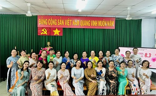 Trường MN 25B nhiệt liệt hưởng ứng mặc áo dài nhằm tôn vinh vẻ đẹp truyền thống của người phụ nữ Việt Nam và tổ chức   Triển lãm đồ dùng đồ chơi  chào mừng ngày Quốc tế phụ nữ 8/3/2024