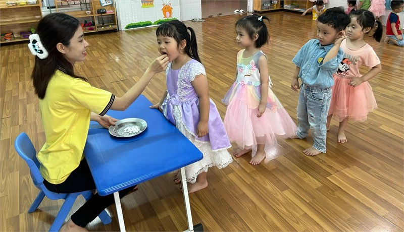 Trường MN 25B tổ chức tẩy giun cho trẻ lần 2 tại trường