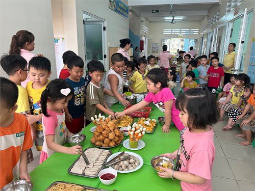 Nhà trường tổ chức cho các bé ăn Buffet ngày 22/05/2024