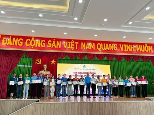 Cô Nguyễn Kim Hà và cô Nguyễn Thị Hồng Thắm được vinh dự nhận giấy khen của LĐLĐ Quận