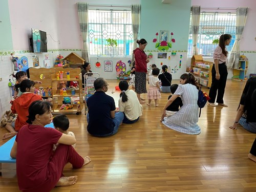 Trường MN 25B chào đón PHHS và các bé đến làm quen trường, lớp và cô giáo