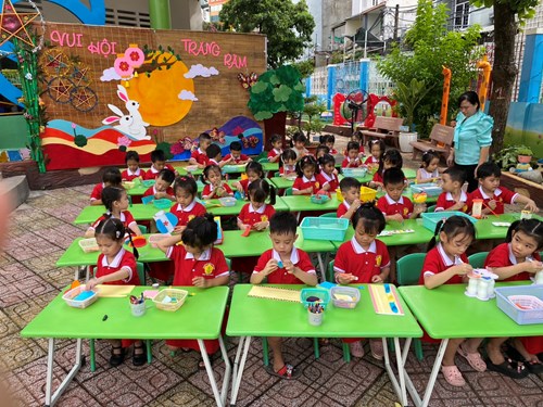 Hội thi “Lồng đèn của bé” diễn ra trong không khí hào hứng, vui tươi tại trường MN 25B