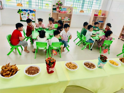 Trường Mầm non 26 tổ chức cho trẻ ăn buffet ngày 20-11