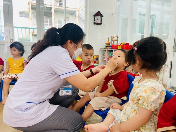 Trường Mầm non 26 phối hợp với trạm y  tế Phường 26 tổ chức cho trẻ uống vitamin A