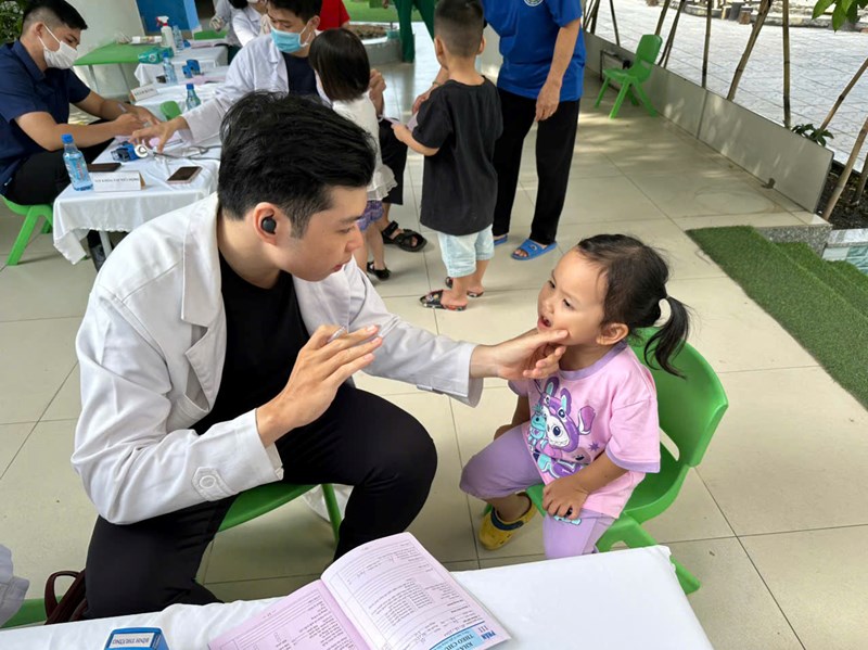 Trường mầm non 26 phối hợp với Trung tâm tế quận Bình Thạnh tổ chức khám sức khoẻ cho học sinh ngày 20.12.2024