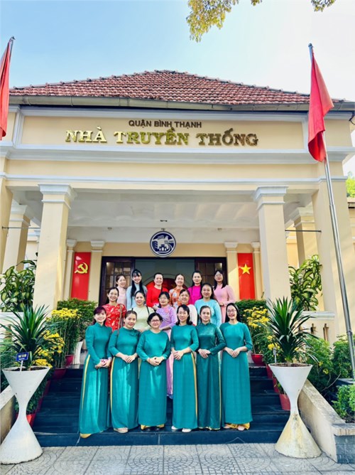 CB-GV-NV tham quan Nhà truyền thống nhân kỷ niệm ngày QTPN 8-3-2024 và kỷ niệm cuộc khởi nghĩa Hai Bà Trưng