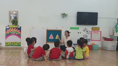 HĐ: So sánh to - nhỏ trên cùng đối tượng - lớp Mầm 1- Lứa tuổi: 3-4 tuổi