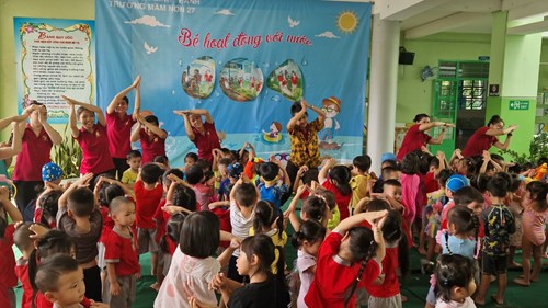 Hoạt động chơi nước của các bé khối nhà trẻ và khối mầm tại Trường Mầm non 27.