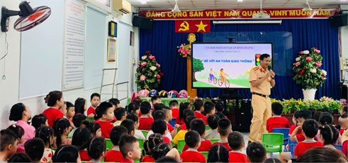 Trường Mầm Non 27 phối hợp với Đội Cảnh sát giao thông quận Bình Thạnh tổ chức tuyên truyền an toàn giao thông đến trẻ mầm non với chủ đề  Bé với an toàn giao thông  năm học 2024 - 2025