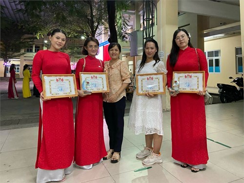 Đoàn viên thanh niên nhận giấy khen Nhà giáo trẻ tiêu biểu quận Bình Thạnh năm 2023