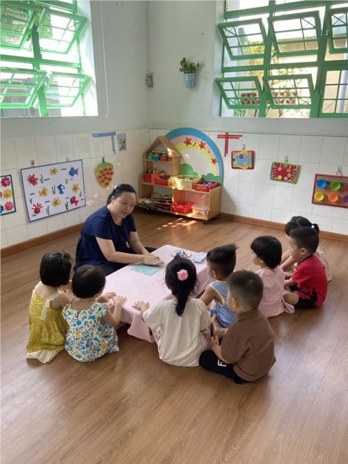 Hình ảnh hoạt động: đề tài: Nặn viên kẹo
Nhóm lớp: Gấu bông 1 (24-36 tháng tuổi)