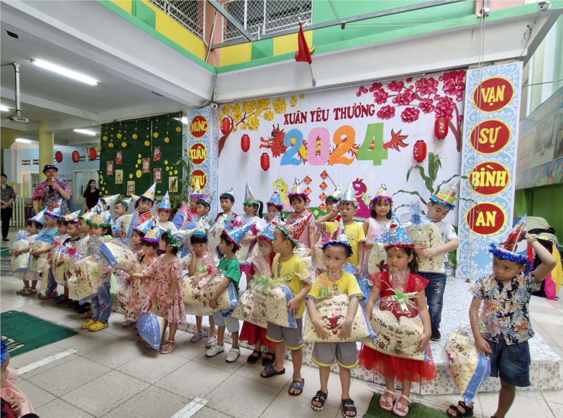 Nhà trường tổ chức Sinh nhật các bé Tháng 1, Tháng 2