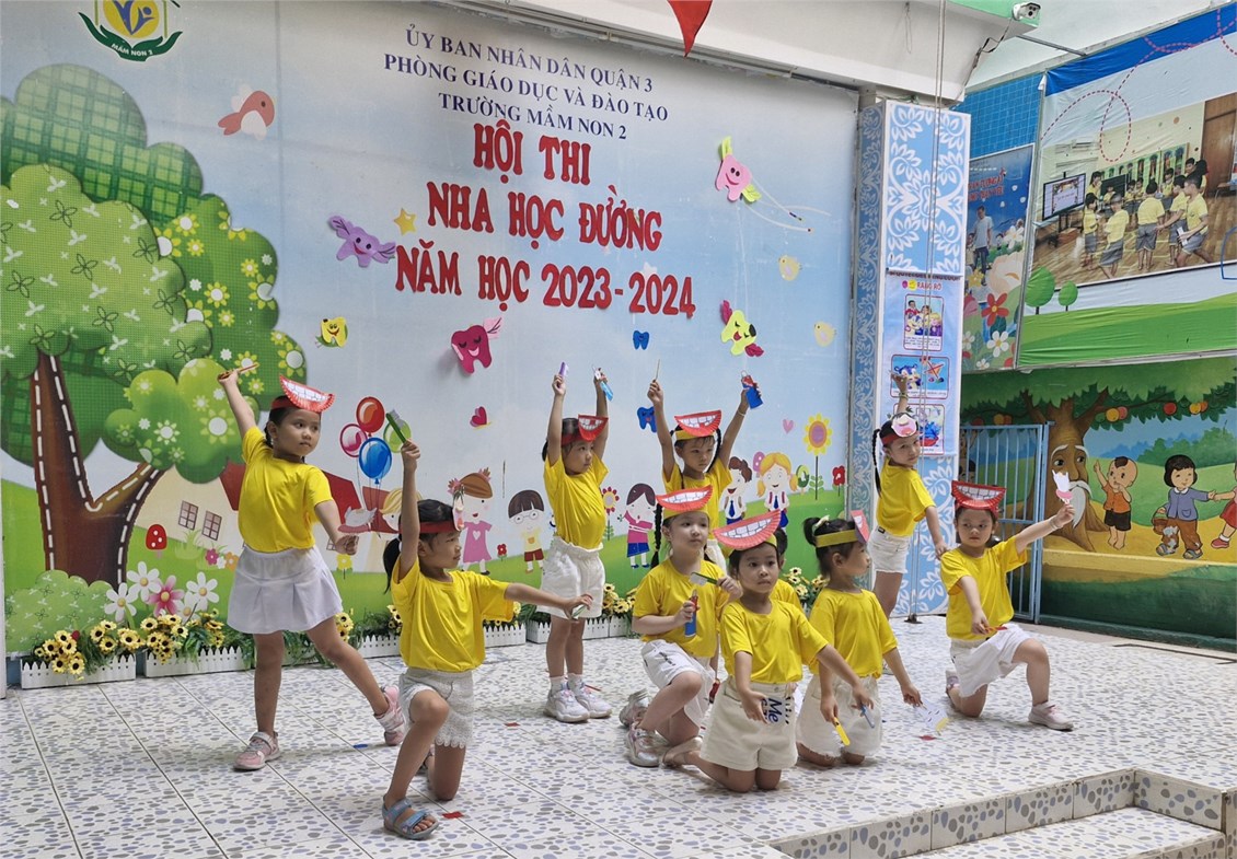 Bé vui hội thi  Nha học đường 