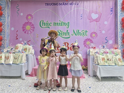 Bé vui sinh nhật tháng 3 và tháng 4