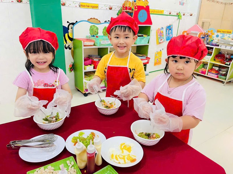 Mẹ mẹ ơi cô dạy con trộn salad: rau, trứng, chả, bắp, xốt Mayonnaise tương cà, con ăn nhiều nhiều lắm mẹ🥗🥗🥬🌽🥚🥫🥬🥦🥕🌽🥚🥫
Chúc mừng sinh nhật bé yêu, chúc con sinh nhật tuổi lên bốn ăn nhiều cao lớn, đến lớp ngoan về nhà vâng lời ông bà ba mẹ con nhé!!!!!!!
##Tuần lễ dinh dưỡng
## Sinh nhật bé yêu❤️❤️❤️❤️
## Lớp Chồi 3