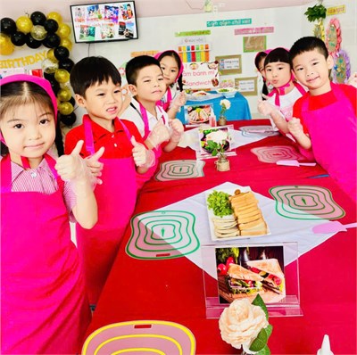 👩‍🍳🧑‍🍳Bé làm bánh mì 🥪🥪🥪sandwich kẹp chả ,rau sa lach,xốt majone 🥫
##Hưởng ứng tuần lễ dinh dưỡng và phát triển🥕🥦🥬🌽
🌈🌈🌈Chúc mừng sinh nhật bé yêu, chúc các bé sinh nhật thật vui vẻ bên cô và các bạn🎂🎂🍰🍰
## Sinh nhật tuổi lên 🖐️🖐️
## Lớp Lá 1