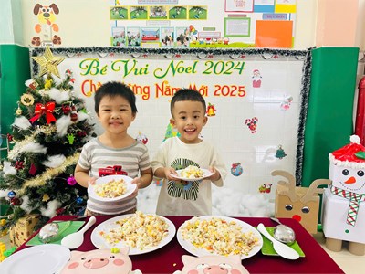 🎄❄️☃️Các bé lớp Mầm 2 trang trí Noel: tô màu cây thông, gắn thật nhiều trái châu, nhiều hộp quà bé bé xinh xinh. Chúc mọi người một mùa Noel thật vui và ấm áp🎄🎄