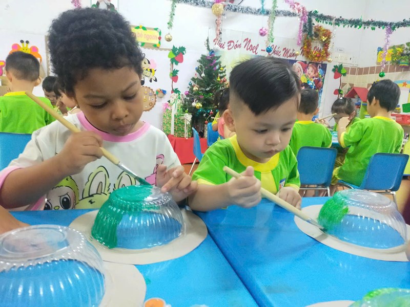 Hoạt động lớp Chồi 4: Làm nón chú bộ đội