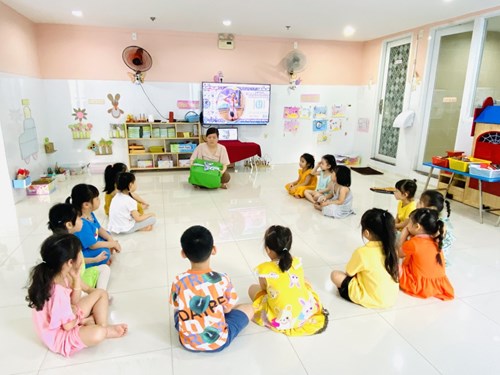 Cô Kim Thanh hướng dẫn các bé lớp Chồi 4 chắp ghép các hình hình học để tạo thành hình mới.