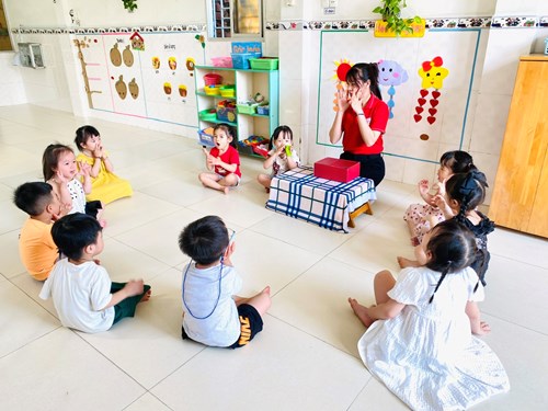 Cô Cẩm Vân kể truyện  Củ cải trắng  cho các bé lớp Mầm 1 nghe.